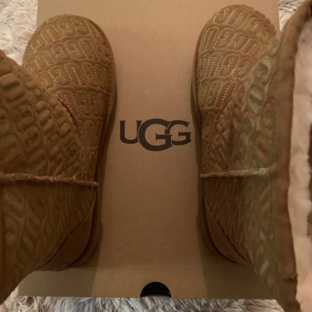 NIB UGG GIRL'S CLASSIC SHORT‎ GRAPHIC STITCH LOGO WINTER BOOTS CHESTNUT